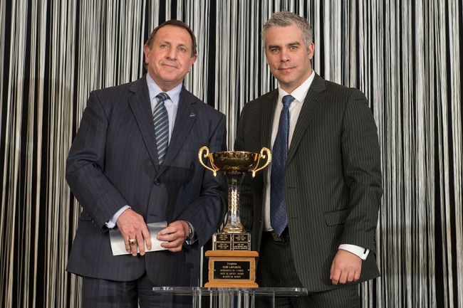 Dominique Ducharme reçoit le trophée des mains de Jacques Martin, ex-entraîneur du Canadien et des Sénateurs et analyse à TVA Sports.
