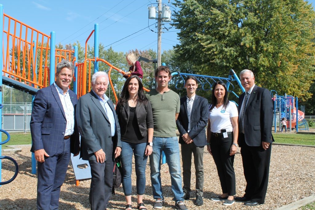 Sur la photo, de gauche à droite: M.  Blais, directeur de la Caisse Desjardins de D’Autray,  M. Jean, maire, Mme Castonguay, présidente du conseil d’établissement, M. Gagné, conseiller municipal, M. Désy, commissaire, Mme Martin, directrice de l’école, et M. Forget, président de la Commission scolaire.  