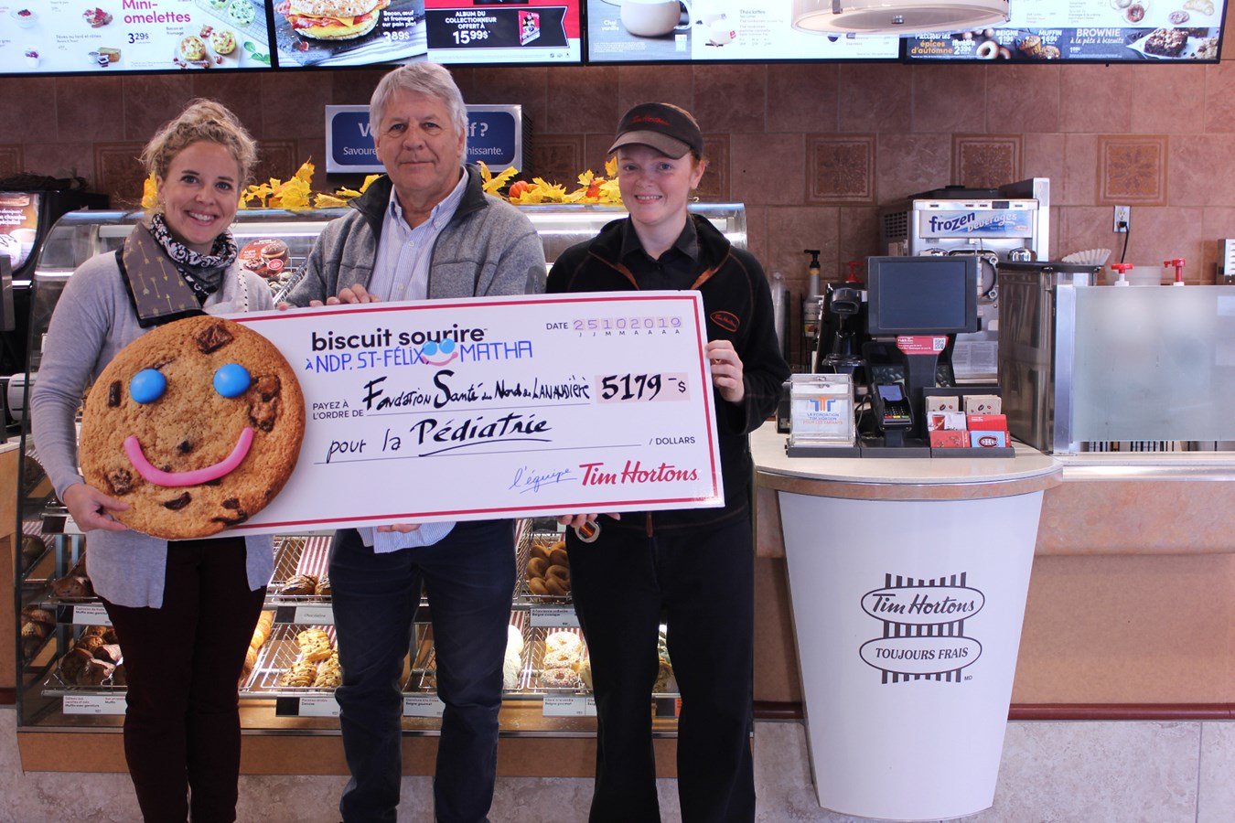 Maude Malo, directrice des communications et du développement, François Robillard, propriétaire des restaurants Tim Hortons de Notre-Dame-des-Prairies, de Saint-Félix-de-Valois et de Saint-Jean-de-Matha et Geneviève Ryan, gérante du Tim Hortons de Notre-Dame-des-Prairies.
