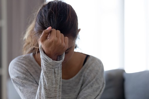 Une première solution vise la sensibilisation, l’éducation, et l’information auprès des femmes et des ressources qui les aident.