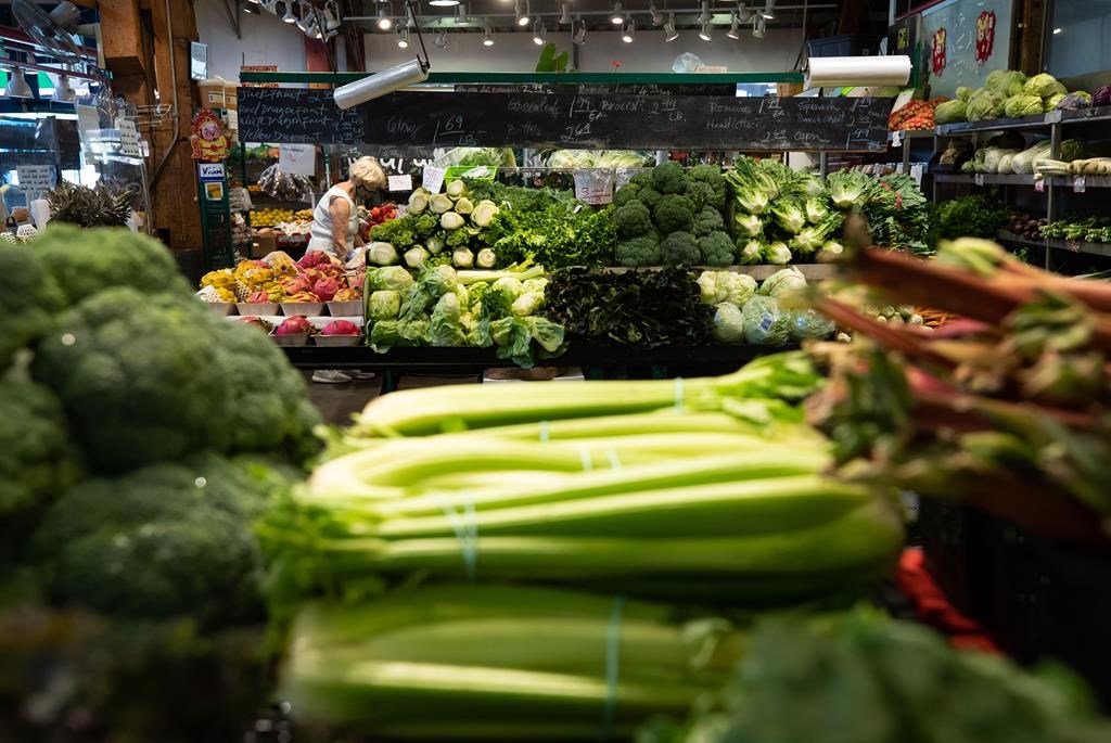 Aliments: un rapport prévoit une hausse de prix de 7 % au Canada l'an prochain