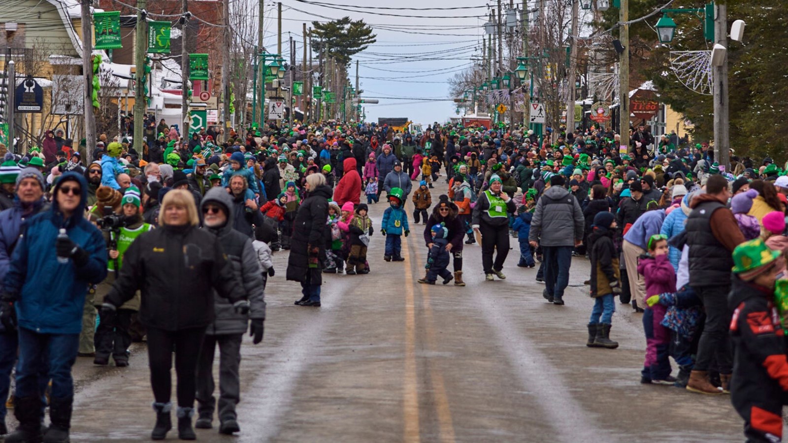 Pas moins de 10 000 festivaliers de tous âges et de tous horizons ont répondu présent pour honorer ensemble l'héritage irlandais .