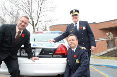 Le conseiller Guy Daigle, président du comité de la sécurité publique, le directeur de la Sécurité publique de Trois-Rivières, Francis Gobeil (debout) et le capitaine Steve Boutin étaient rassemblés pour présenter la nouvelle ligne de signalement Halte au crime. Les coordonnées téléphoniques et l adresse Web de ce service seront désormais affichées sur toutes les auto-patrouilles.  GUILLAUME JACOB/L'ÉCHO DE TROIS-RIVIÈRES/AGENCE QMI