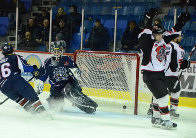 Le gardien Dany Dallaire a connu une horrible sortie jeudi soir au Colisée de Trois-Rivières. Il a cédé à sept reprises face au HC Carvena de Sorel. Trois-Rivières le 22 décembre 2011. NICOLAS DUCHARME/L'ÉCHO DE TROIS-RIVIÈRES/AGENCE QMI