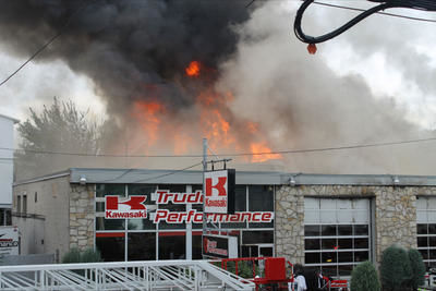 Le commerce Trudel Performance de Trois-Rivières a été la proie des flammes mercredi soir. Trois-Rivières le 31 août 2011. Crédit: http://www.infotroisrivieres.com