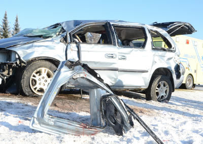 Le toît de la mini-fourgonette s est enfoncé quand celle-ci a effectuée plusieurs tonneaux, ne laissant aucune chance à l un des occupants. Trois-Rivières le 5 janvier 2012. NICOLAS DUCHARME/L'ÉCHO DE TROIS-RIVIÈRES/AGENCE QMI