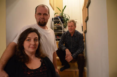 Pour Sylvie Lacombe et Steve Guilbert, qui en ont presque fini avec les travaux, un petit coup de main du Centre de coordination de l aide aux propriétaires de résidences endommagées par la pyrrhotite aurait été d un grand secours moral. Cette cellule d aide aux victimes, une idée originale de Jacques Rheault (à l arrière-plan), entrera en fonction le 12 janvier. GUILLAUME JACOB/L'ÉCHO DE TROIS-RIVIÈRES/AGENCE QMI