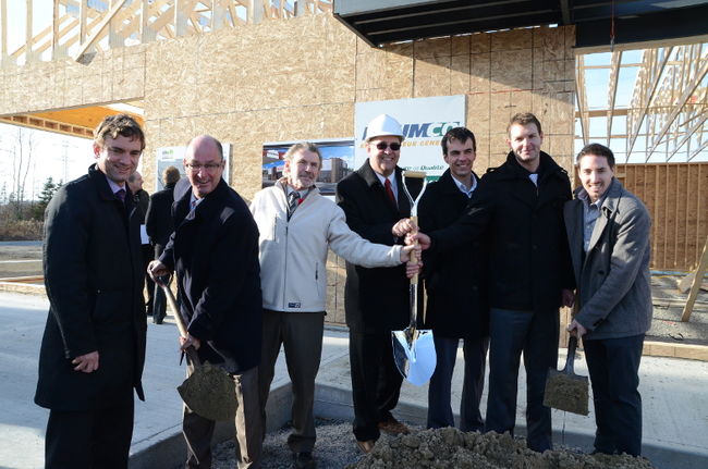 Peter O’Grady, du Centre financier aux entreprises Desjardins, Yves Lévesque, maire de Trois-Rivières, Robert Ménard, franchisé Tim Hortons, Pierre Bourbonnière, directeur de territoire chez Petro-Canada, Dany Chabot et Steve Richard, promoteurs, ainsi que Jean-François Quintal, franchisé Beau-soir, procède à la symbolique première pelletée de terre.