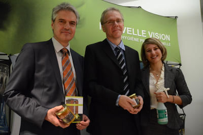 Steve Teasdale, vice-président aux affaires scientifiques d Innu-Science, Yves Hurtubise, directeur scientifique, et Jeanne Charbonneau, directrice générale de Vire-vert.  GUILLAUME JACOB/L'ÉCHO DE TROIS-RIVIÈRES/AGENCE QMI