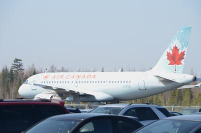 Un premier avion d Air Canada est atterri à Trois-Rivières, mercredi le 21 mars 2012, depuis la fermeture de l usine Aveos de Montréal, plus tôt cette semaine. La compagnie Premier Aviation, basée à Trois-Rivières, effectuait déjà des travaux de peinture pour Air Canada. Avec son nouveau hangar, Premier Aviation dispose d'un plus grand potentiel. Ses carnets d entretien sont assez remplis ces temps-ci, mais il y a encore de la place. PHOTO : Guillaume Jacob / Agence QMI
