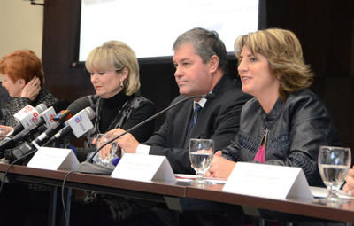 La ministre Julie Boulet, le ministre Yves Bolduc et la députée de Trois-Rivières, Danielle Saint-Amand lors de l'inauguration.  Trois-Rivières le 23 mars 2012. NICOLAS DUCHARME/L'ÉCHO DE TROIS-RIVIÈRES/AGENCE QMI
