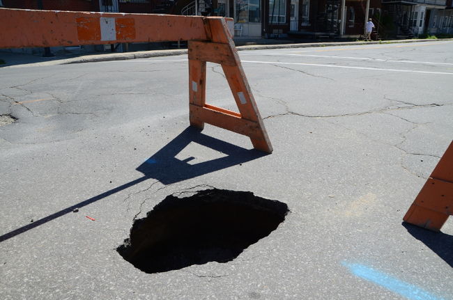 Cette brèche dans la chaussée à l’intersection des rues Laviolette et Sainte-Julie a été causée par l’affaissement d’une conduite d’égout sanitaire.