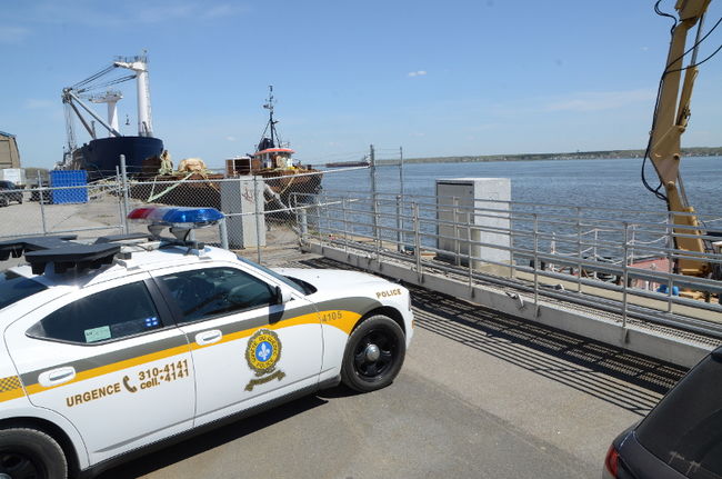 Les policiers de la Sûreté du Québec ont ratissé les eaux du fleuve, un peu en aval du parc portuaire, après avoir été alertés par un citoyen de la présence d’un corps.