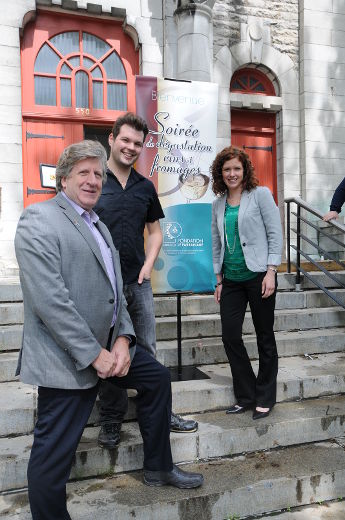 Luc Belle-Isle, directeur de la Fondation Le Parrainage, Guillaume Gingras, animateur de la soirée, et Mélanie Hamel de la Caisse Desjardins des Trois-Rivières. 