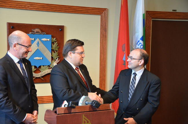 Le maire de Montréal, Denis Coderre (au centre), a assuré le porte-parole de la Coalition Proprio-Béton, Yvon Boivin (à droite), et le maire de Trois-Rivières, Yves Lévesque (à gauche), de son soutien pour exiger de l’aide financière d’Ottawa pour les victimes de la pyrrhotite.