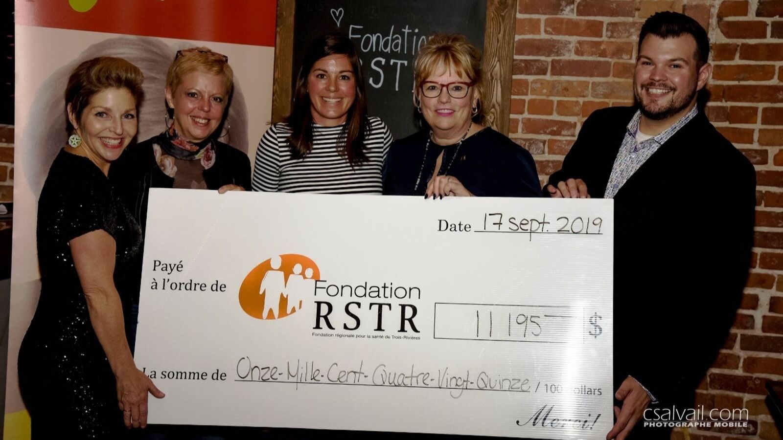 Mme Chantal Carignan, animatrice de la soirée, Mme Carole Pothier, porte-parole de l’événement, Mme Karine Pinard, agente de développement, Fondation RSTR, Mme Johanne Hinse, présidente du C.A., Fondation RSTR et M. Guillaume Gingras, animateur de la soirée.
