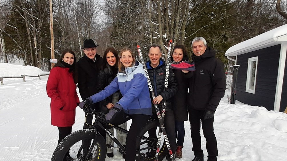 De gauche à droite : Marie-Eve Croteau, Fondation RSTR, Yvan Caron, porte-parole,  Rachel Frigon, présidente d'honneur, Tamara Kohler, membre du comité du Fonds Jean-Pierre-Petit, Dr Alain Bilocq, neurochirurgien et membre du comité du Fonds Jean-Pierre-Petit, Karine Pinard, Fondation RSTR et Laurent Richard, membre du comité du Fonds Jean-Pierre-Petit.