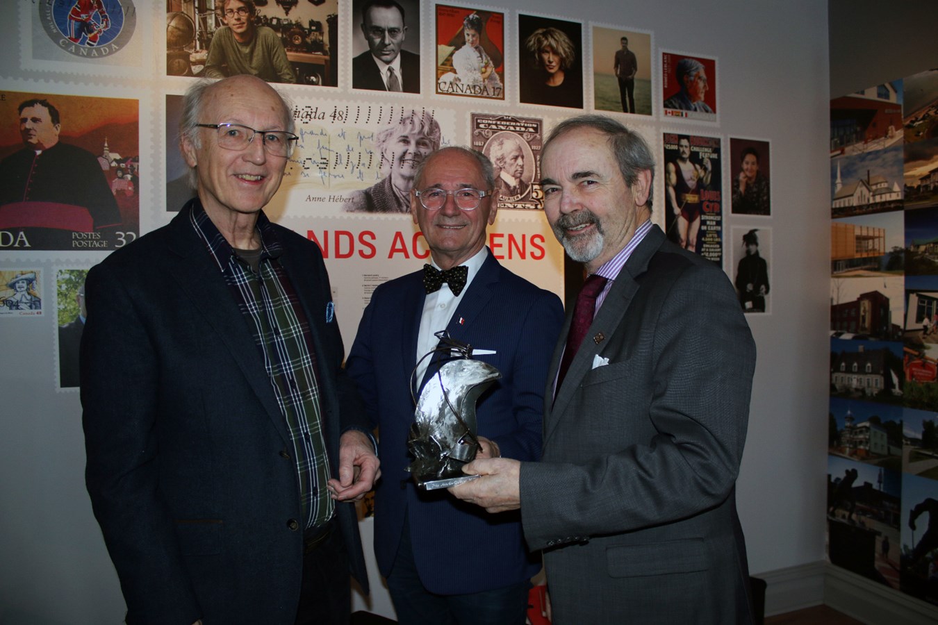 Normand Godin, président de la Société acadienne Port-Royal, Maurice Richard, président d’honneur du Ralliement acadien du Québec 2020, et Jean-Guy Dubois, maire de Bécancour