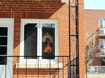 En plus des arcs-en-ciel, la Ville de Nicolet invite ses citoyens à partager un mot, une phrase de leurs enfants pendant le confinement. S'ils sont sélectionnés, ils seront exposés sur les vitrines des commerces.