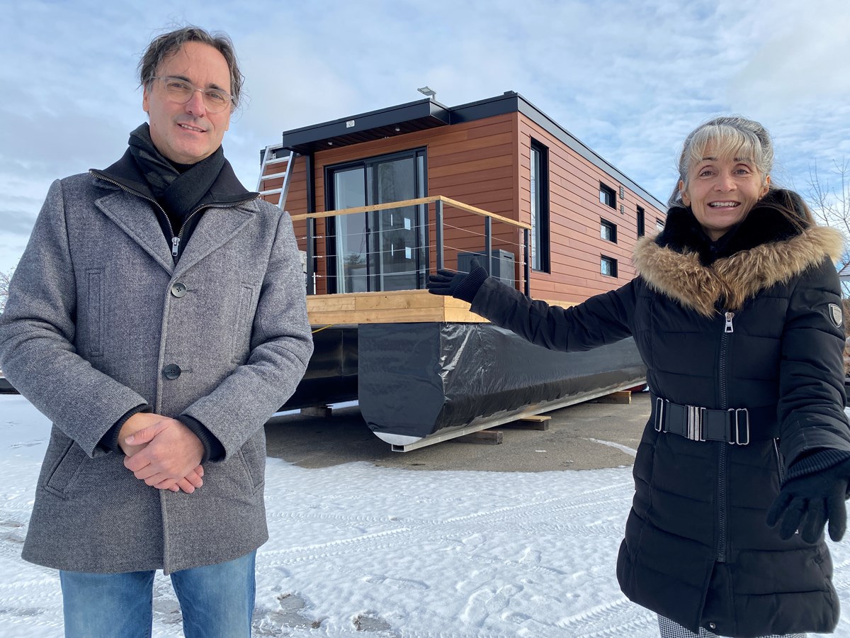 Mme Tardif a annoncé l’excellente nouvelle à Yves Neault, président de Studio Hébergements flottants, et en a profité pour visiter l’une des unités en plus d’échanger avec lui au sujet de ses projets de développement.