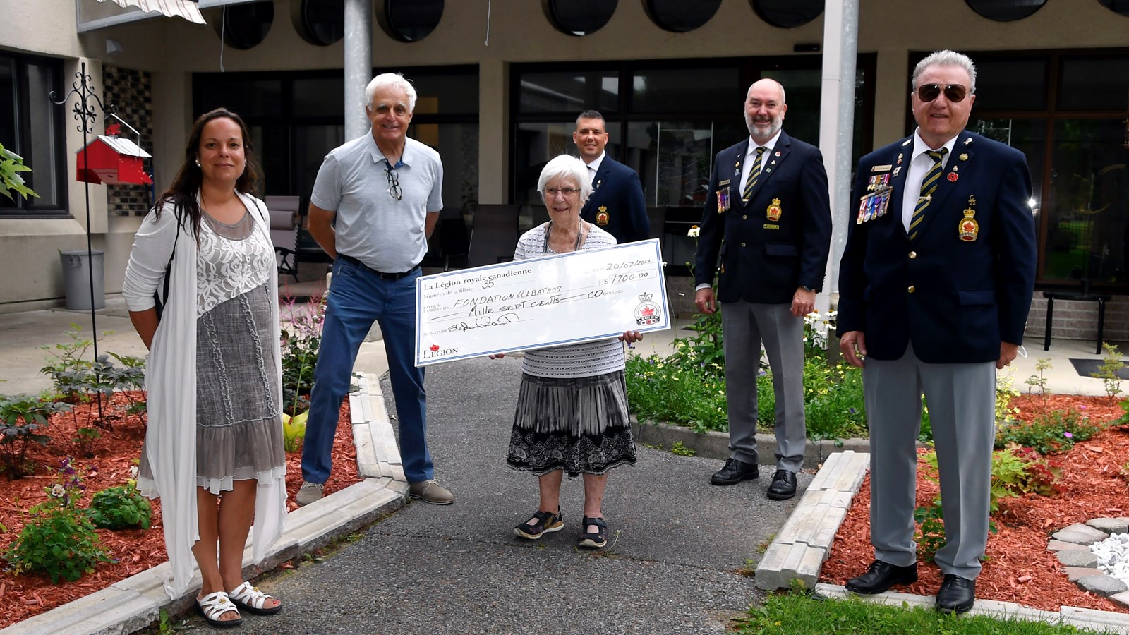 De gauche à droite, Annie Guérin, Marc Pronovost, Lucille Lemaire tenant le  chèque de 1700$, Michel Boucher (Officier d’entraide LRC Filiale 35), Stéphane Vincent (Président LRC Filiale 35) et Lucien Desbiens (2e Vice-président LRC Filiale 35). 