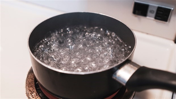Vous devez faire bouillir l’eau du robinet durant une minute à gros bouillons.