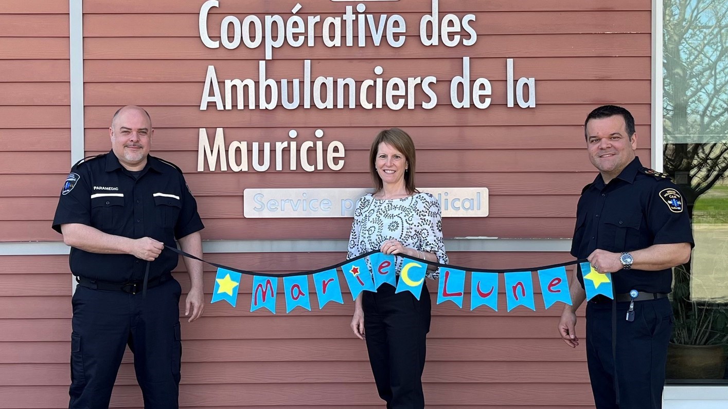 Claudine Périgny, directrice générale du CPE Marie-Lune, entourée de Rémy St-Onge et Michel Garceau, respectivement président et directeur général de la CAM.