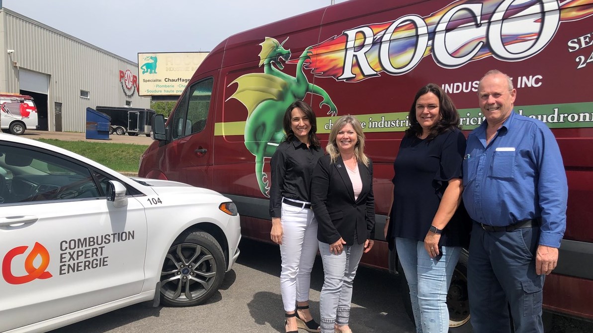 Les copropriétaires de Combustion Expert Énergie, Claudia Goulet et Sylvie Milette, ainsi que les propriétaires de Roco Industrie, Colette Lavergne et Robert Martineau.