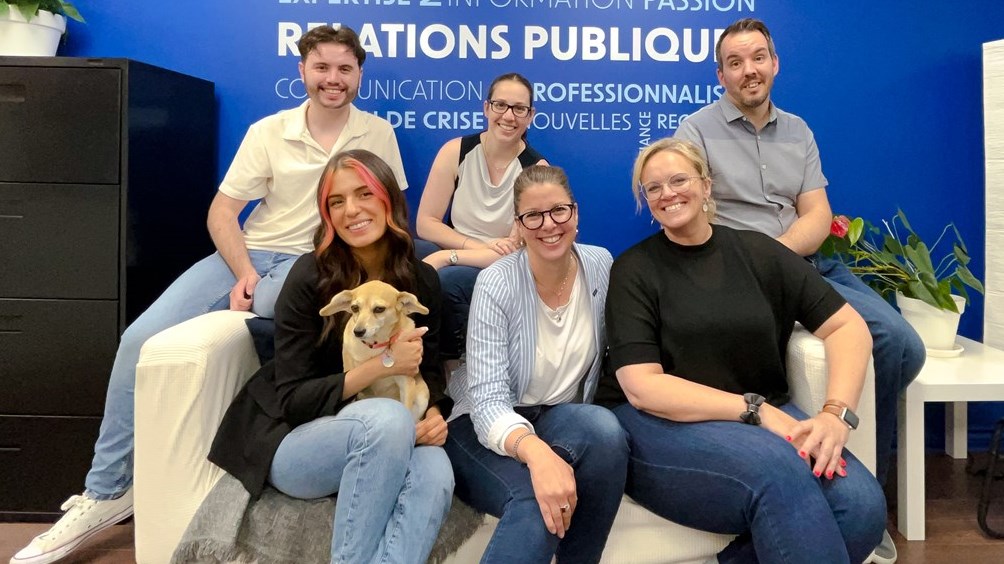 Samuel Cyr, conseiller en communication, Angéline Sabourin, conseillère en communication (accompagnée de Madame Molly), Joanie Mailhot, conseillère en communication, Guylaine Beaudoin, présidente, et Steve Renaud, directeur, conseil et stratégie chez Beaudoin relations publiques.