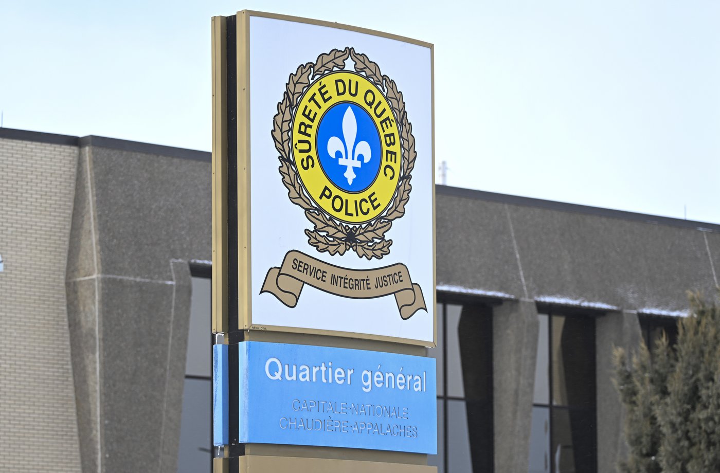 Un conducteur meurt dans une collision entre une camionnette et un véhicule lourd