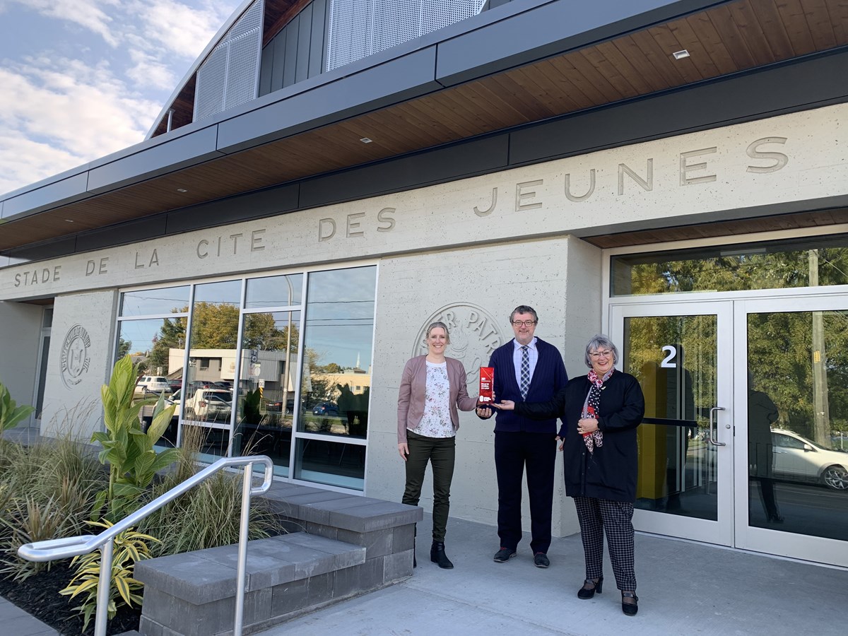 Isabelle Gagnon, présidente du club de patinage de vitesse Les Loupiots, Marc-Émile Dionne, gestionnaire aux programmes et équipements sportifs de la Ville de Rivière-du-Loup, et Sylvie Vignet, mairesse.