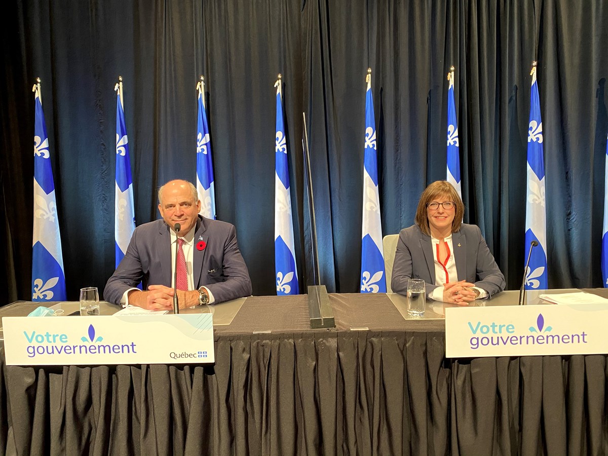 Le ministre de l’Économie et de l’Innovation, Pierre Fitzgibbon, et Marie-Eve Proulx, ministre déléguée au Développement économique régional et ministre responsable des régions de Chaudière-Appalaches, du Bas-Saint-Laurent et de Gaspésie–Îles-de-la-Madeleine.