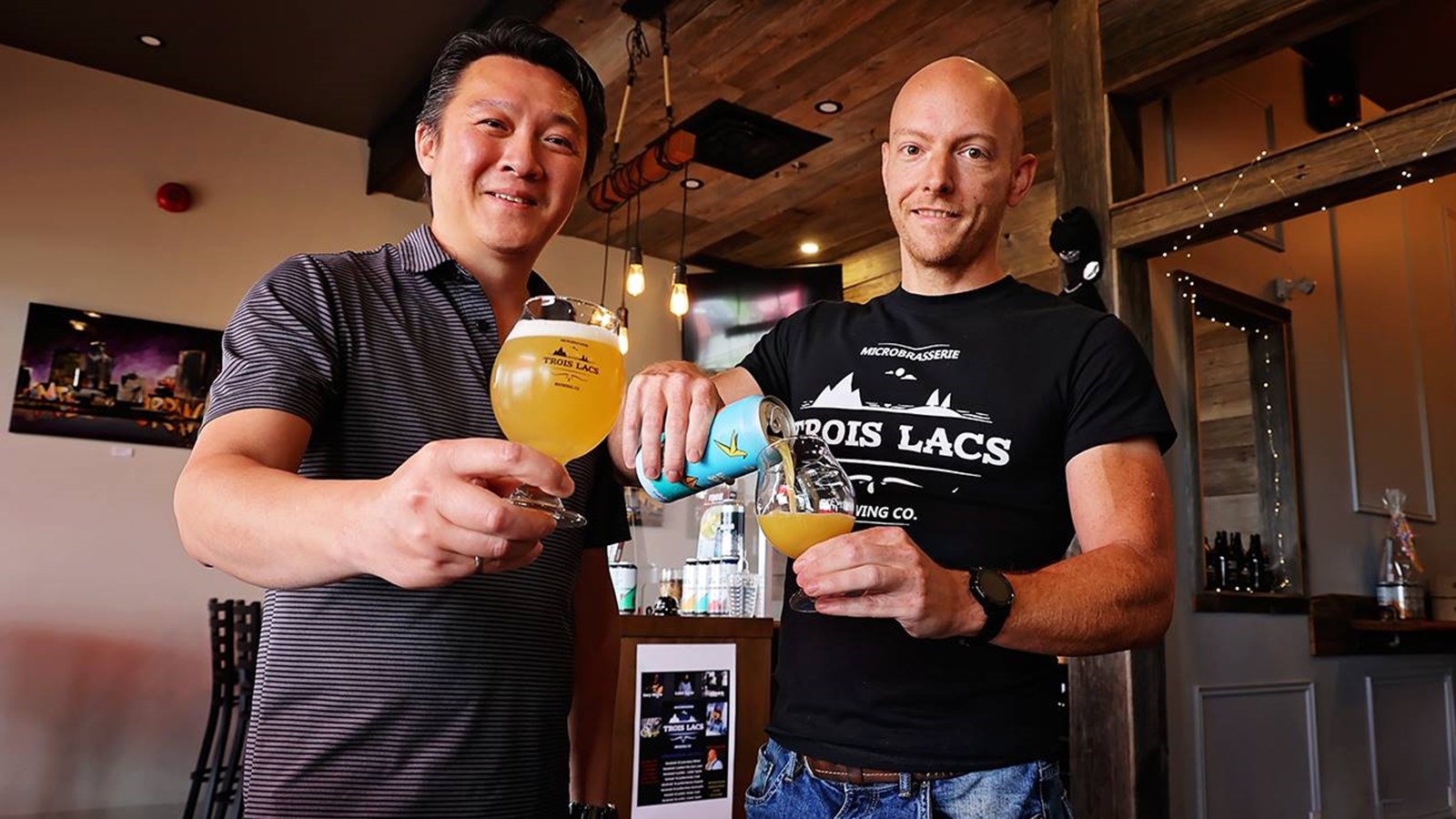 Le co-propriétaire de la Microbrasserie Trois-Lacs, Michel Chen présente la nouvelle bière de l'entreprise, la Boom Shake, en compagnie de son associé Jean-Sébastien Lantin 
