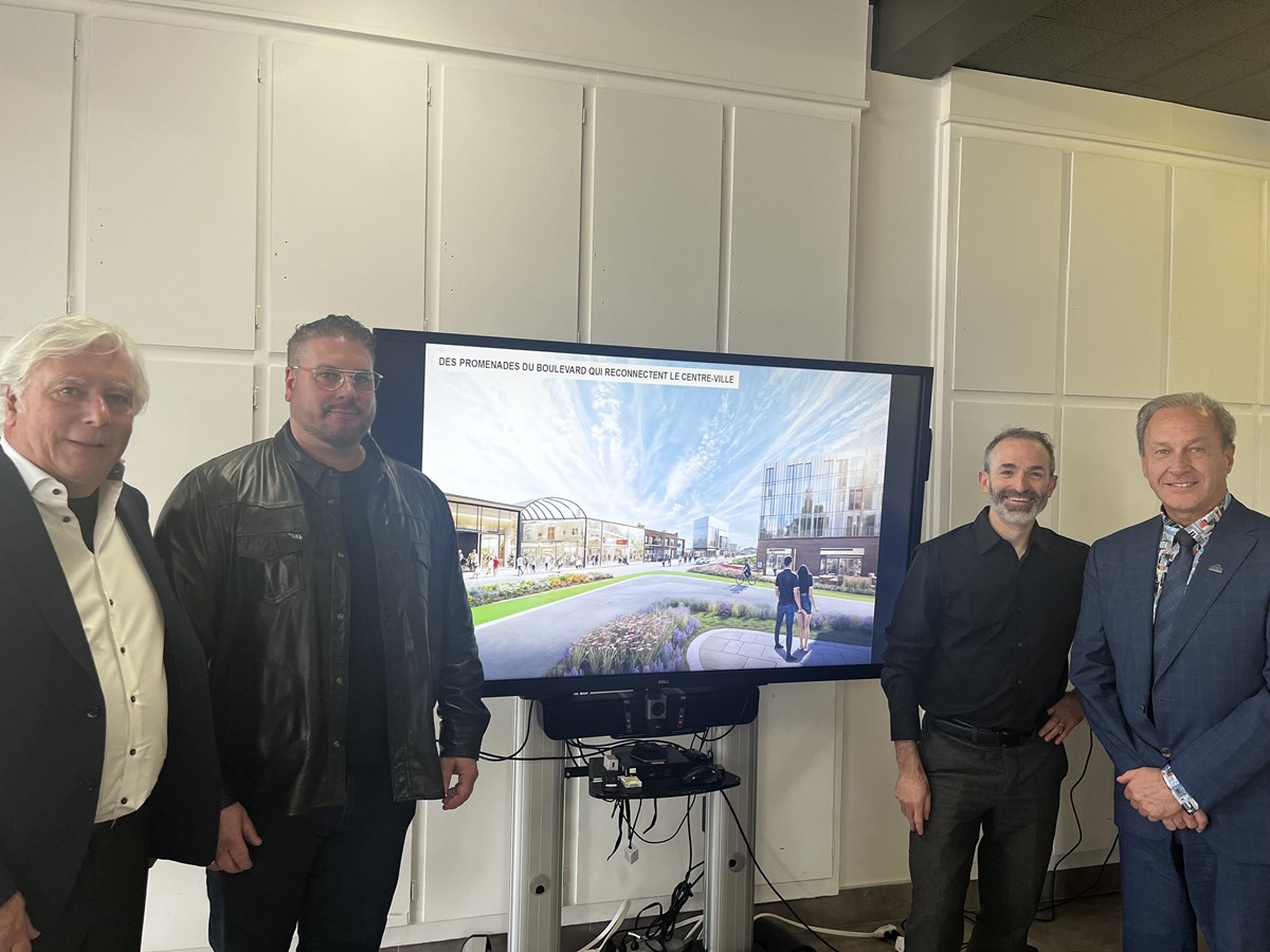 De gauche à droite : Le vice-président de MOCOM Mario Daigle, l’entrepreneur immobilier Jonathan Trudel, l’architecte Érick Rivard et le maire de Dolbeau-Mistassini André Guy.