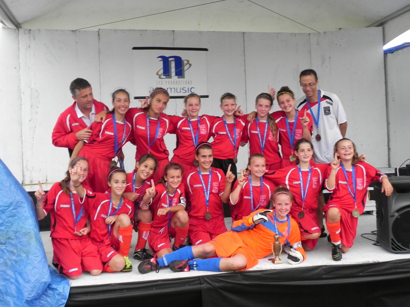 Sur la photo, couchée, Valérie Bourgault, 1er rangée: Myriam Poirier, Solveil Clermont, Ariane Poirier, Ève Parent, Febie Lemay, Maika Cameron, Anabel Goulet, Kasandra Doucet, debout: Benoît Girard (entraineur), Valérie Marcoux, Mélina Quenneville, Ève Parent, Sophie Larone, Hannah, Ramsey, Lauranne Carrier et Michel Lemay (entraineur). (Photo : Courtoisie)