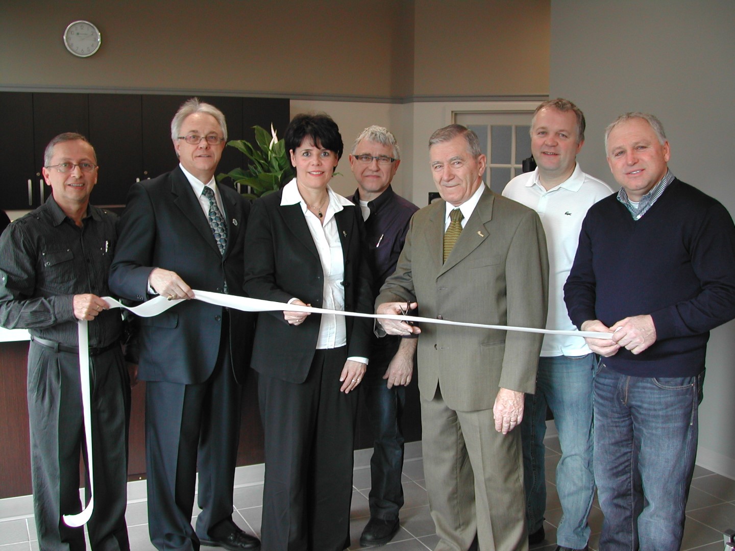 Le maire suppléant, Roger Normandin, a procédé à la traditionnelle coupe du ruban en présence de J.C. Fortin, conseiller municipal et Bertrand Déry, directeur général de Saint-Césaire, Carole Blais, directrice régionale de la SAAQ Montréal-Montérégie-Gatineau, Yves Viens, propriétaire de l’immeuble, Patrick Viens et Guy Benjamin, conseillers municipaux. (Photo: Claude Hébert)(