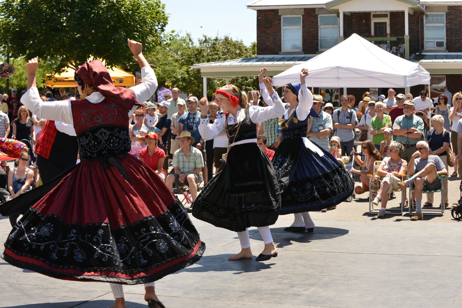 Ce spectacle de danse a ravi la foule présente sur l’avenue Bourgogne à Chambly.