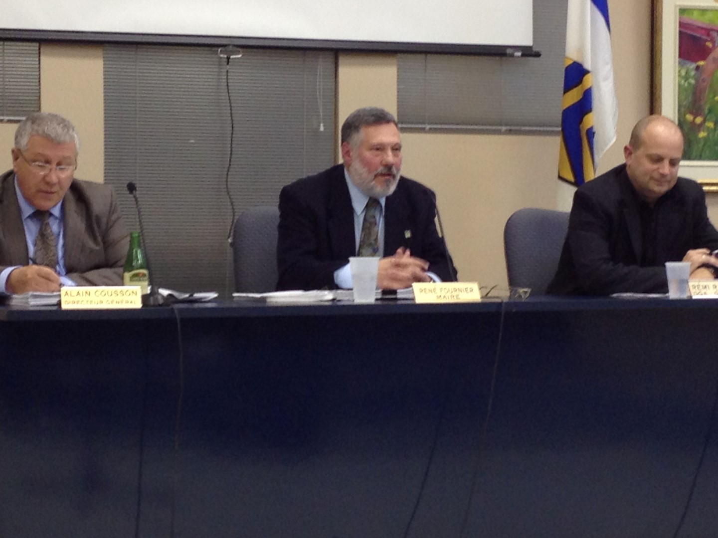 René Fournier (au centre) a pris part à son tout premier conseil municipal en tant que maire de Carignan.