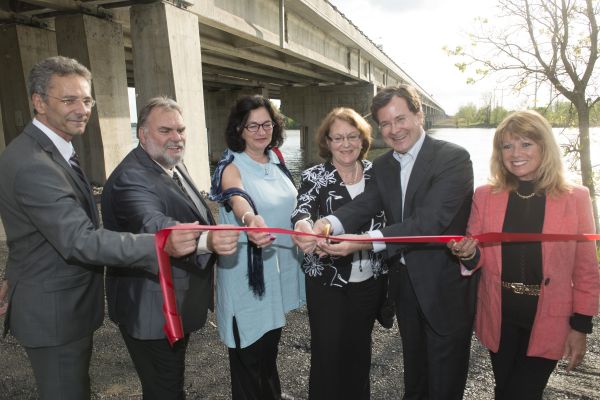 Denis Lavoie, maire de Chambly, Jacques Ladouceur, maire de richelieu, Suzanne et Hélène Chartrand, le ministre Bertrand St-Arnaud, et la mairesse de Carignan, Louise Lavigne.