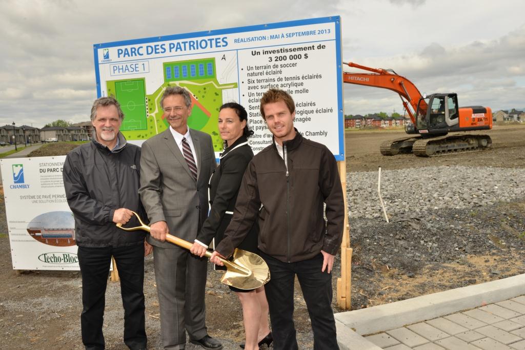 Richard A. Coulombe, directeur du Service loisirs et culture, Denis Lavoie, maire de Chambly, Annie Nepton, directrice générale par intérim, et Sébastien Bouchard, directeur du Service technique et environnement