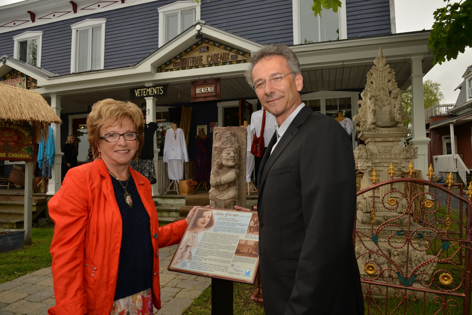 Il y a quelques décennies, la maison d'enfance de Gaby Bernier s'est vendue au coût de 2 100 $, selon Pauline Gill, que l'on voit ici en compagnie du maire de Chambly, Denis Lavoie.