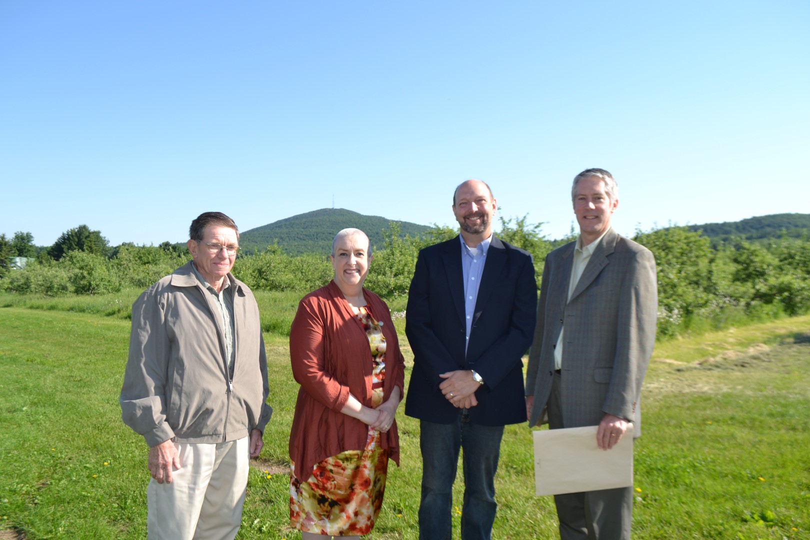 Nelson McArthur, propriétaire d'une partie du mont Rougemont, Marie Bouillé, députée d'Iberville, Alain Charbonneau et Sylvain Dansereau, respectivement vice-président et président de l'APDDMR.