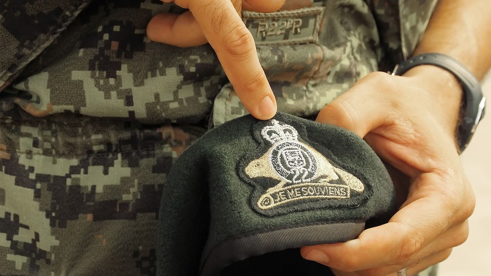 Les forces armées ont été appelées dans une situation de crise et d'urgence, d'où leur envoi immédiat dans les CHSLD il y a deux mois. La Croix-Rouge prendra progressivement la relève après le 26 juin.