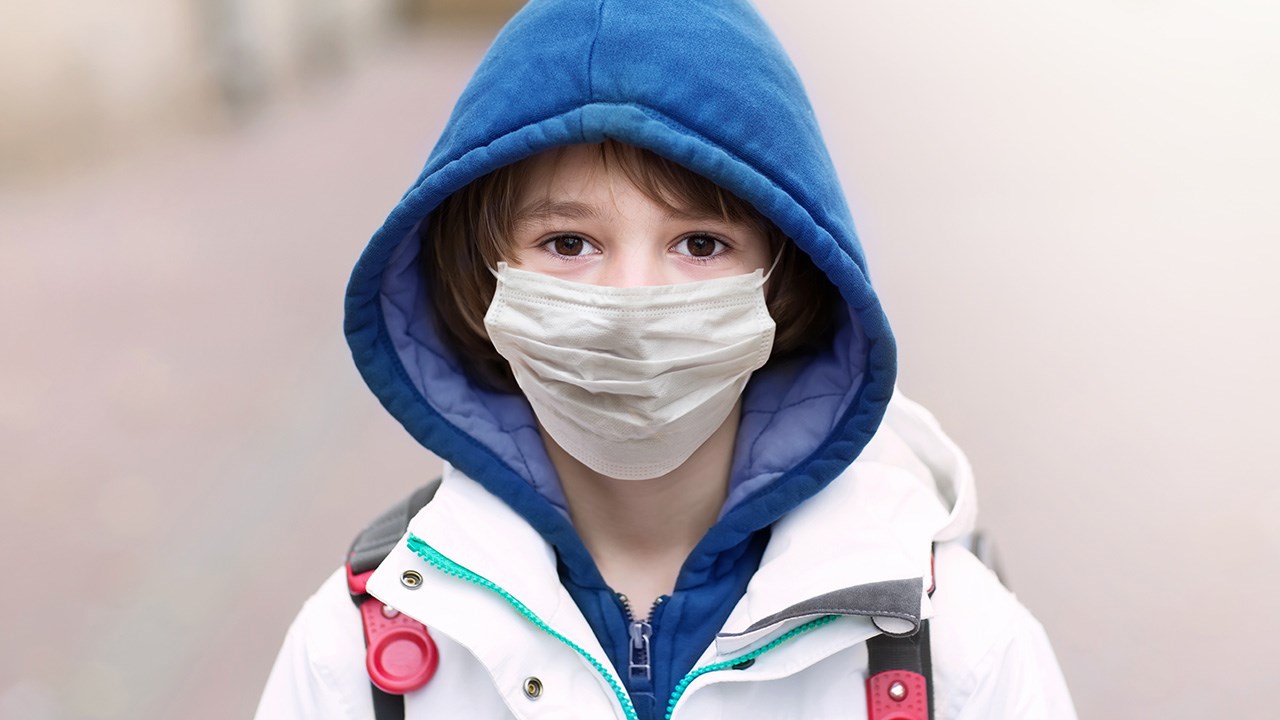 Pour les enfants de moins de 16 ans, la distanciation sociale permise est maintenant de 1 mètre entre eux.