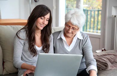 Des jeunes s'impliquent sur le web pour les aînés