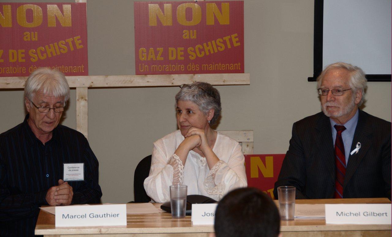 Marcel Gauthier et Josée Gagnon, tous deux du Comité mobilisation citoyens-gaz de schiste Mont-Saint-Hilaire, et le maire de Mont-Saint-Hilaire, Michel Gilbert, ont annoncé la création du Réseau international de comités de citoyens contre le gaz de schiste, le 6 décembre dernier.