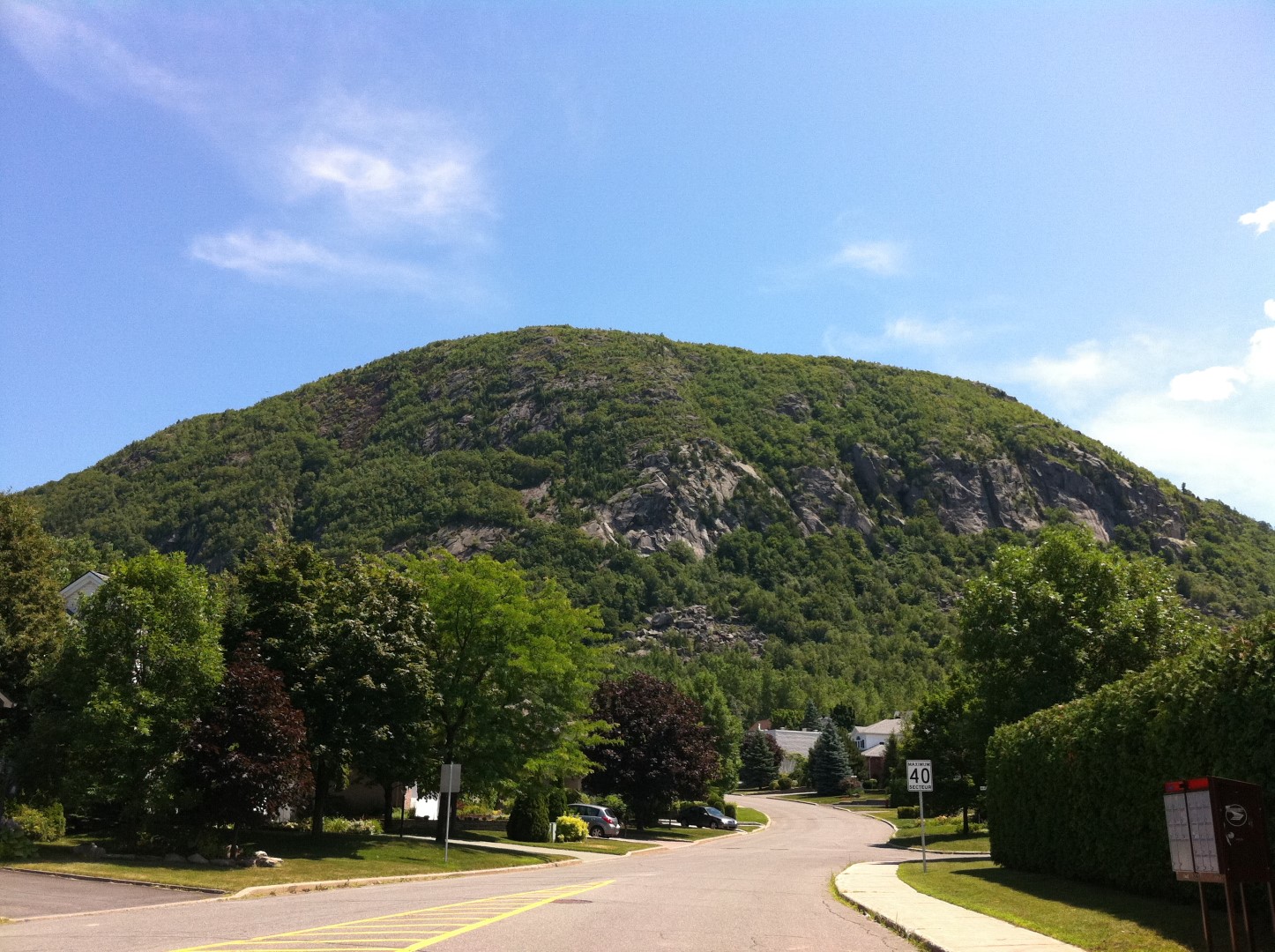La croyance veut que le taux de radon soit plus élevé près du mont Saint-Hilaire, ce qui n'est pas la réalité. Le gaz peut être présent partout.