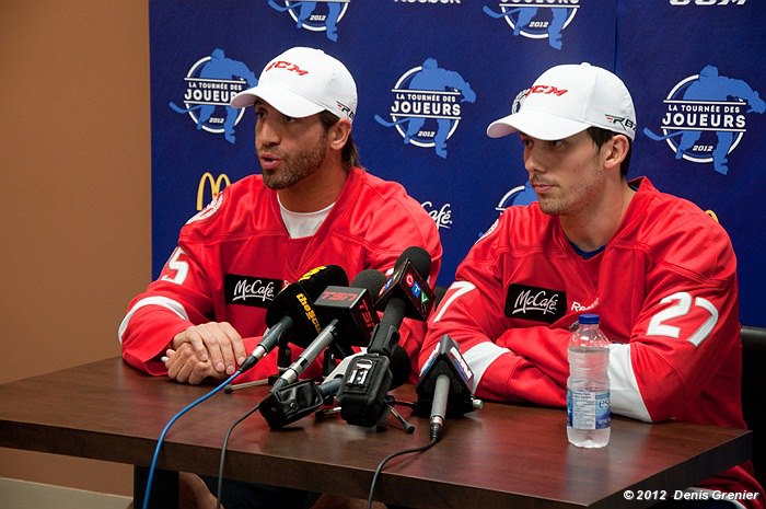 Les joueurs des Flyers de Philadelphie Maxime Talbot et Bruno Gervais ont organisé La Tournée des joueurs, qui bat son plein à travers le Québec.
