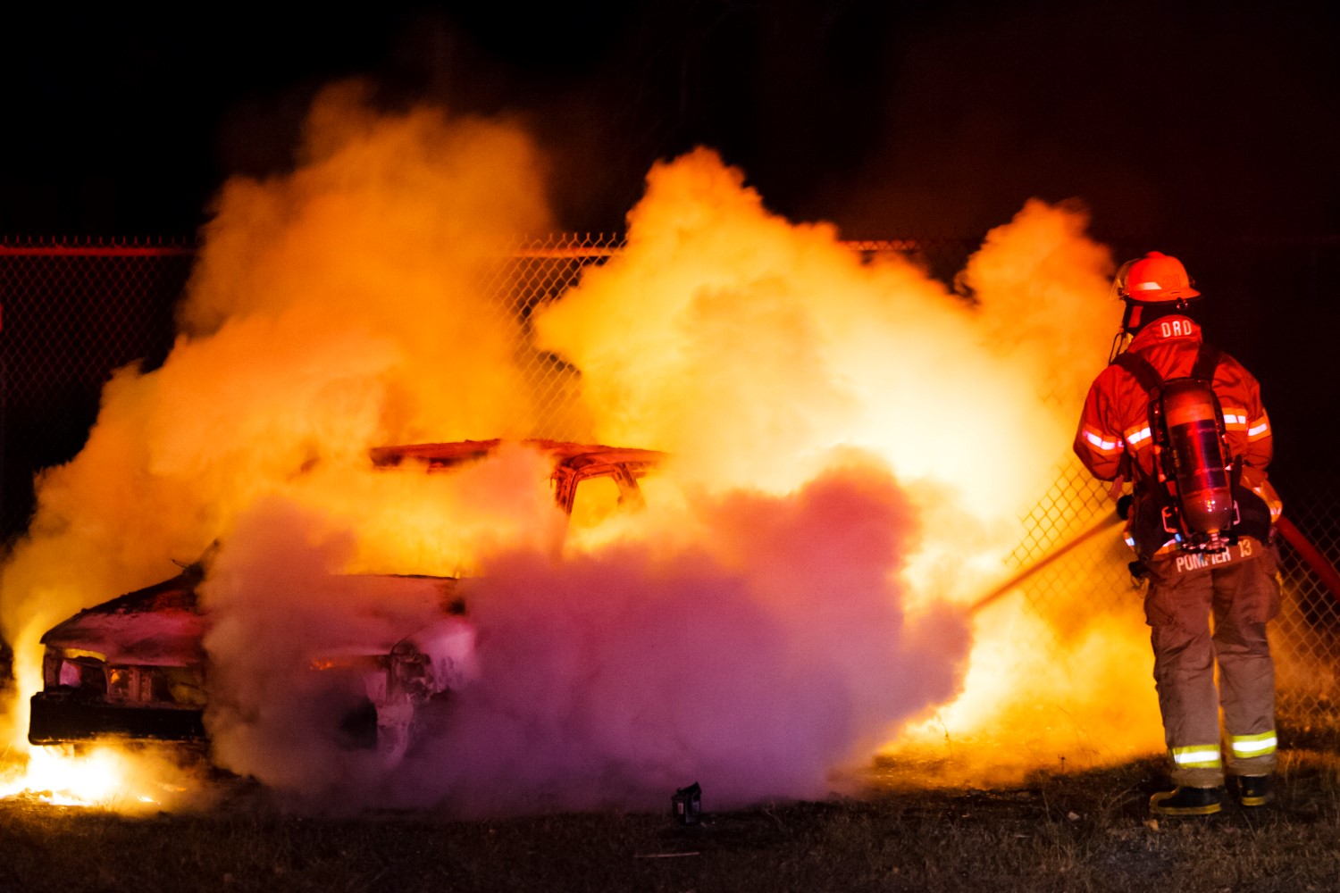 Les pompiers du Service de sécurité incendie de Mont-Saint-Hilaire sont intervenus pour éteindre les flammes, qui s'étaient propagées à tout le véhicule.