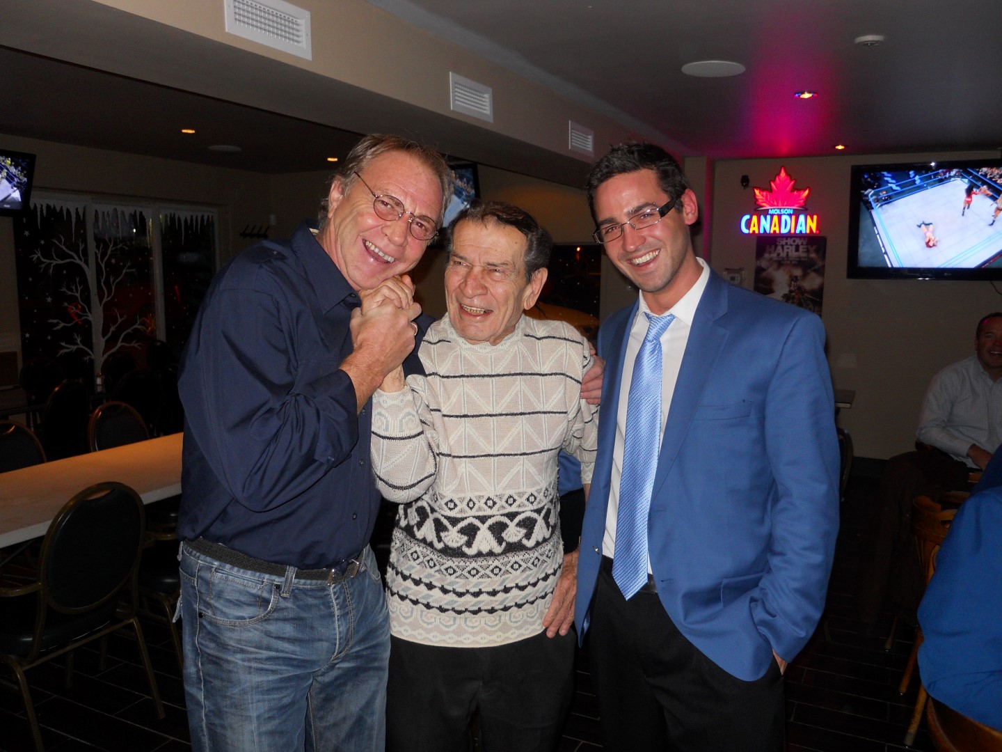 Trois vrais amateurs de boxe ! Je ne peux rater l'occasion de vous présenter la photo de trois générations de vrais amateurs de boxe. À gauche, Michel Beaudry, qui n'a pas besoin de présentation. Au centre, l'ancien promoteur Régis Lévesque, qui me disait peser le même poids qu'une femme, soit 130 livres, à la suite de problèmes de santé. Enfin, à droite, Philip Brazeau, un autre gars bien occupé. Michel, 56 ans, Régis, 77 ans, et Philip, 31 ans&nbsp;: trois générations&nbsp;! Beaudry parlait à Régis en l'imitant, c'était plus que drôle&nbsp;! À la fin de la soirée, Yvon Lambert s'est pointé. Une chance qu'on était sur notre départ…